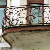 6. Балкон дома Чайковского. Фотография Виталия Царина 2000-х годов.