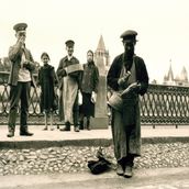 24. Уличный сапожник в Москве. Фотография 1909 года.