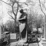 11. В 1952 году «Мысль» стала надгробьем могилы С.Д. Меркурова на Новодевичьем кладбище