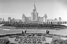 Здание МГУ на Воробьевых горах. Фотография начала 1950-х годов.