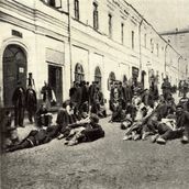 12. Хитрованцы возле ночлежки Ерошенко. Фотография 1900-х годов.