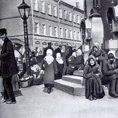 18. Нищие возле церкви. Фотография 1900-х годов.