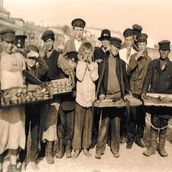 25. Уличные торговцы в Москве. Фотография 1900-х годов.