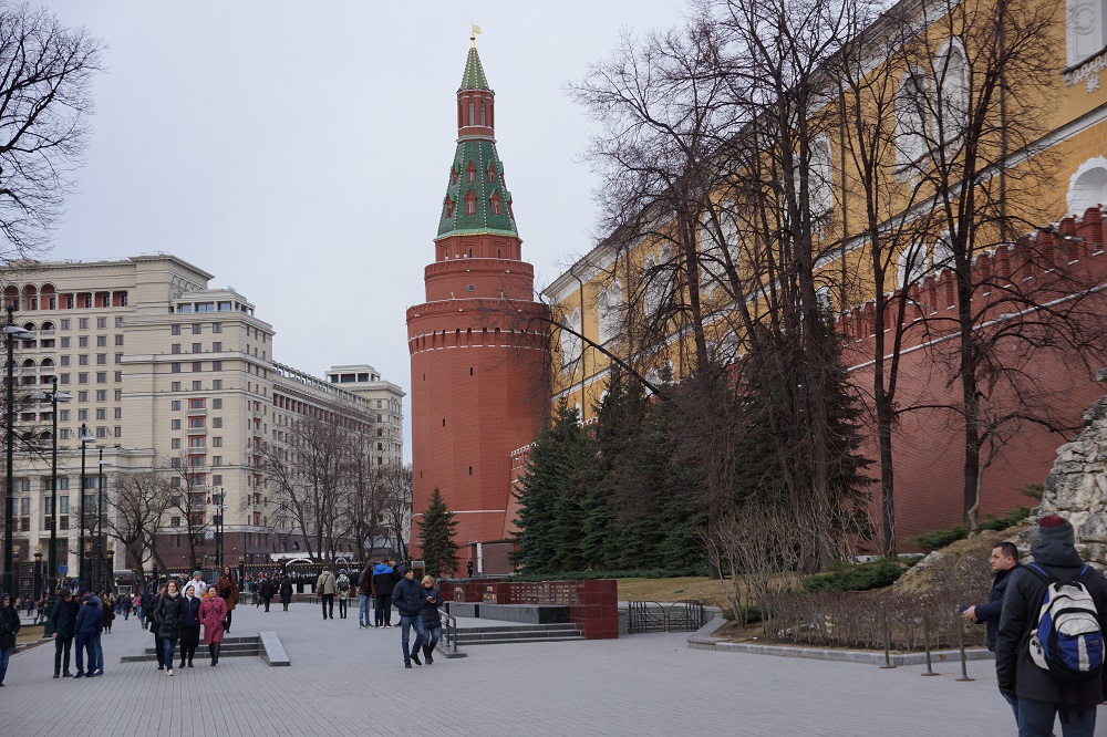 13. В перспективе – Угловая Арсенальная башня Кремля