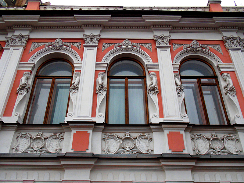8. Забавны женские гермы, фланкирующие три центральных окна второго этажа, обращенные лицами не к улице, а друг к другу.
