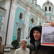 3. Экскурсовод Денис Дроздов показывает, как Никольская церковь выглядела в советское время – храм не узнать