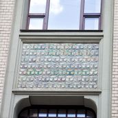 15. Керамические панно над балконными окнами, скорее всего, сделаны по рисункам Врубеля «Бессмертники»