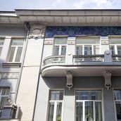 18. Фасад дома Тарасовых украшен вытянутым, эллиптическим в плане балконом