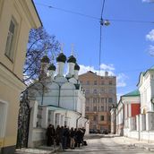 2. Первая остановка – уникальный Черниговский переулок, в котором две церкви XVII века стоят друг напротив друга