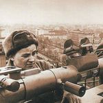 11. Наблюдательницы московских ПВО на крыше дома Нирнзее в Большом Гнездниковском переулке. Фотография 1942 года