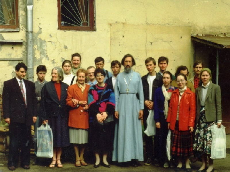 7. Протоиерей Александр Салтыков и первые прихожане. Фотография 1990-х годов из архива церкви
