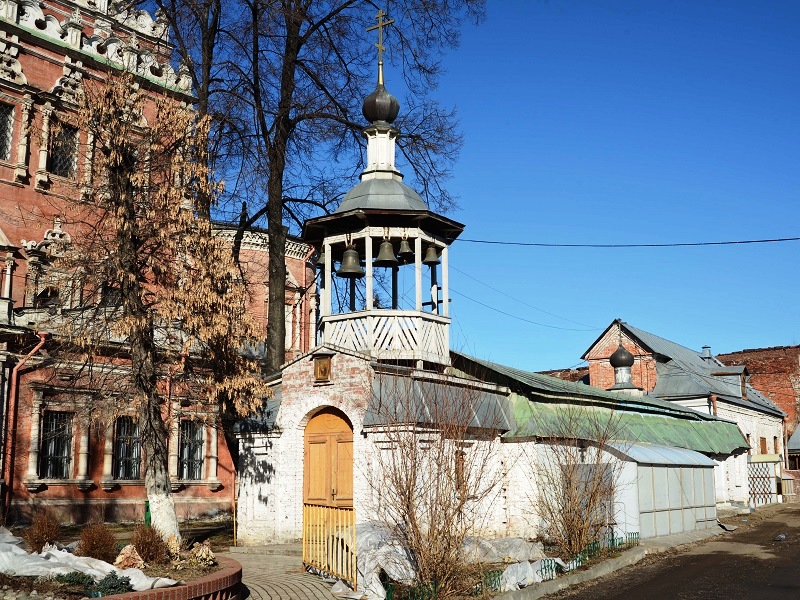 8. Бывший каретный сарай храма, ставший в 1990-х годах церковью Иова Почаевского. Современная фотография