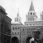 5. Воскресенские ворота со статуей рабочего вместо Иверской часовни. Фотография 1931 года
