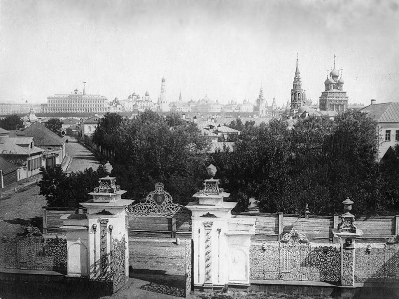 1. Лаврушинский переулок. Вид из усадьбы Демидовых. Фотография 1860-х годов.