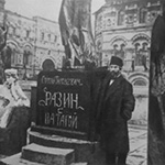 С.Т. Коненков возле памятника Степану Разину. Фотография 1919 года