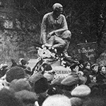 Открытие памятника А.В. Кольцову. Перед собравшимися выступает С.А. Есенин. Фотография 1918 года