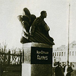 Памятник И. Каляеву у главного входа в Александровский сад