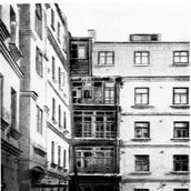 Двор дома № 12 по Спиридоньевскому переулку. Фотография начала XX века