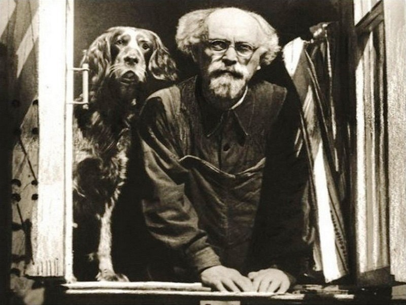 2. М.М. Пришвин с любимой собакой. Фотография 1930-х годов