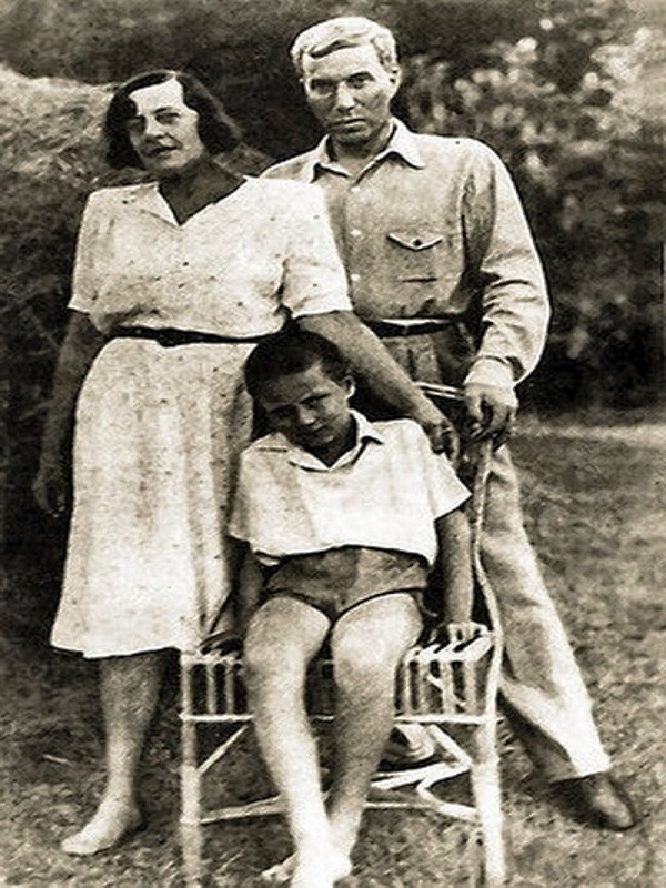 4. Б.Л. Пастернак с женои Зинаидои Неигауз и сыном Леонидом. Фотография 1948 года