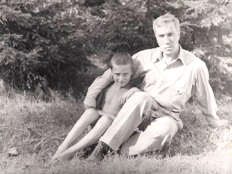 7. Б.Л. Пастернак с сыном Леонидом. Фотография 1946 года