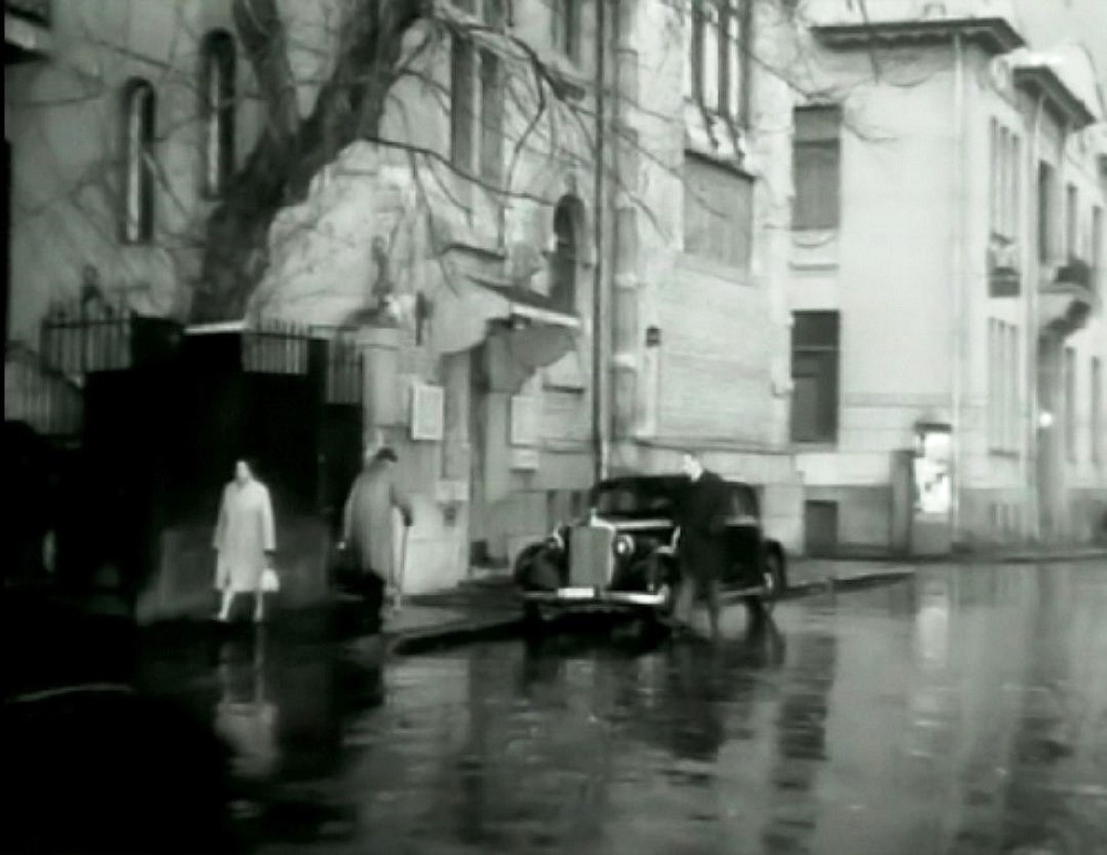 6. Радистку Кэт держат на конспиративной квартире гестапо. Съёмки были на углу Малого Ржевского и Хлебного переулков