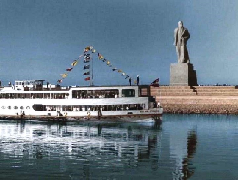 6. Нам показывают гигантскую статую Ленина, обозначавшую начало канала Волга-Москва