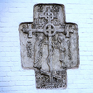 9. Покровский храм украшен каменной резьбой со множеством ярких деталей. Например, Голгофский Крест