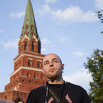 Даниил Давыдов на фоне Боровицкой башни Московского Кремля