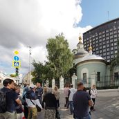 17. На фоне советского исполина казаковский храм смотрится не так выразительно