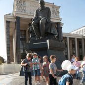 1. Начало экскурсии возле памятника Ф.М. Достоевскому. Юные экскурсанты собираются