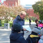 1. Экскурсовод Денис Дроздов рассказывает детям о том, какими были кремлевские стены в разное время