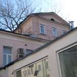 Типичный дом с мезонином. Мезонин расположен по боковому фасаду, так как налог платили по количеству этажей с парадной стороны